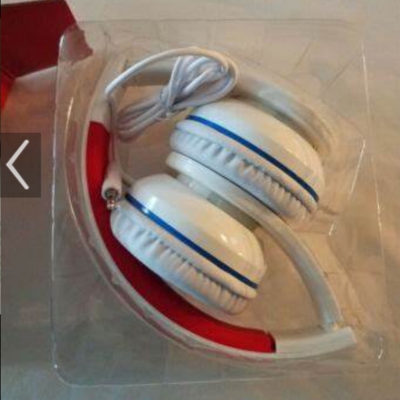 Carnival Cruise Lines VIFP Headphones - Picture 9 of 12